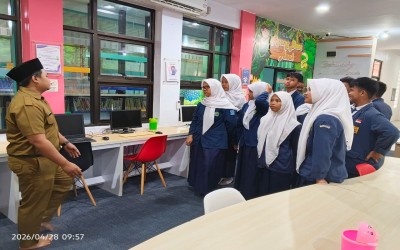 Tingkatkan Budaya Literasi, 22 Siswa MTsN 11 Indramayu Kunjungi Perpustakaan Daerah Kabupaten Indramayu