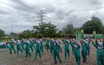 Tingkatkan Kebugaran dan Kebersamaan, MTsN 11 Indramayu Gelar Senam Bersama Akhir Bulan