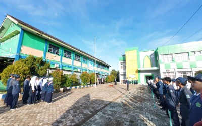 MTsN 11 Indramayu Gelar Upacara Khidmat dalam Balutan Pakaian Adat
